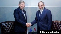 Никол Пашинян (справа) и Йоханнес Хан в Нью-Йорке, сентябрь 2018 г.