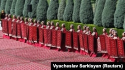 Türkmen halysynyň baýramyna gatnaşýan milli eşikli aýallar