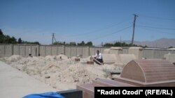 Разрушенные надгробные камни на одном из кладбищ в Бободжонгафурове в мае 2012 года.