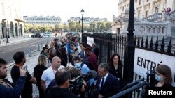 Журналісти в черзі до Палацу правосуддя, 8 вересня 2021 року