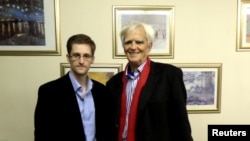 هانس کريستيان اِشـــتـِروبــِلــِه نماينده پارلمان آلمان در کنار ادوارد اسنودن در مسکو 