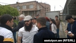 Севак Мнацаканян возле ворот Уголовно-исполнительного учреждения 5 мая, 2015 г. 