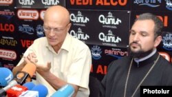 Эксперт по историческим памятникам Самвел Карапетян и глава пресс-канцелярии Первопрестольного Святого Эчмиадзина иерей Ваграм Меликян на пресс-конференции, Ереван, 22 июля 2011 г.  