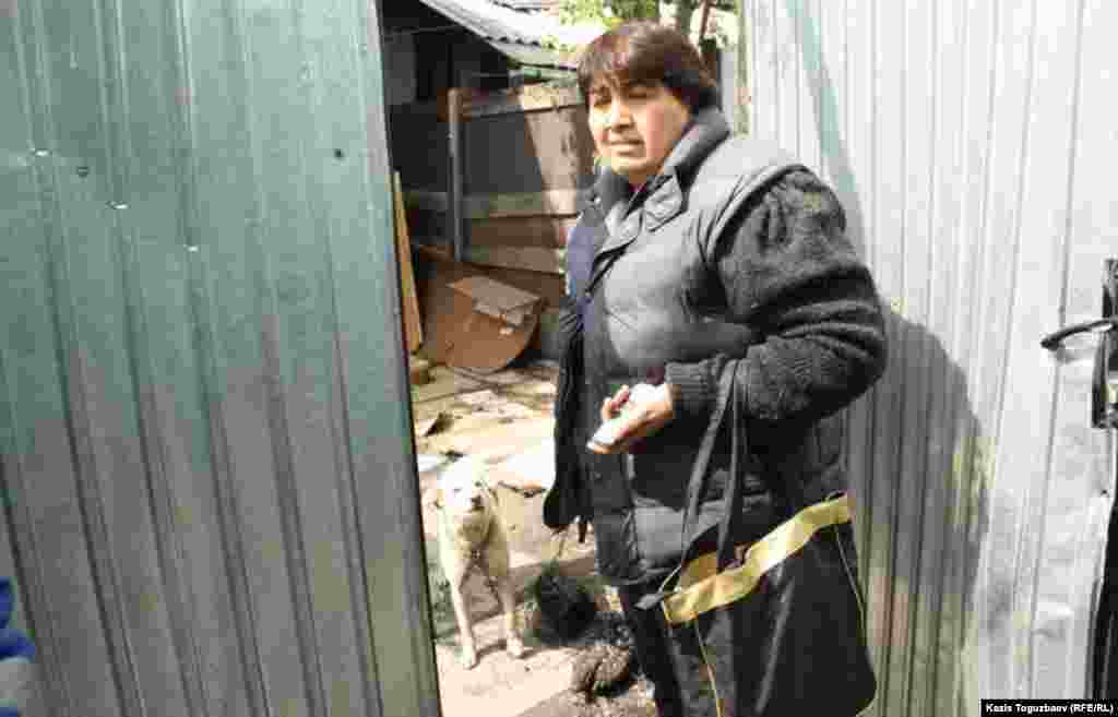 Погорелец Гунар Идрисова стоит у своей бывшей квартиры в сгоревшем доме.