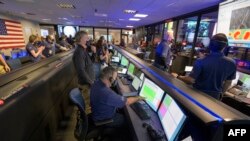 Команда NASA Perseverance Mars rover, яка цілодобово спостерігає за марсоходом і опрацьовує отриману з нього інформацію.