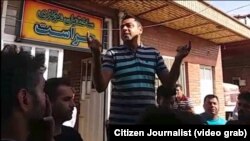 اسماعیل بخشی،‌ نماینده کارگران نیشکر هفت‌تپه، که با شکایت وزارت اطلاعات بازداشت شده است