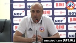 Հայաստանի ֆուտբոլի հավաքականի գլխավոր մարզիչ Արթուր Պետրոսյան