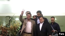 شهرام امیری (چپ) در کنار حسن قشقاوی، مقام وزارت امور خارجه، به هنگام بازگشت از آمریکا