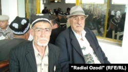 Джура Абаев с друзьями в Худжанде. Архивное фото