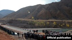 Торжественная церемония открытия моста на реке Кокомерен, Жумгальский район Нарынской области, 17 октября 2013 года.