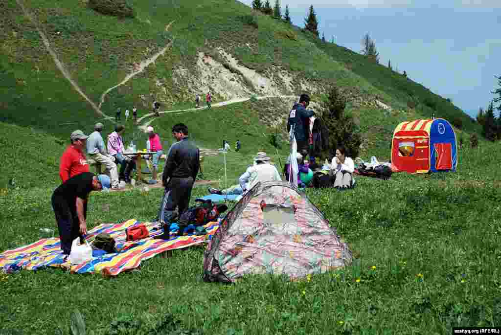 Через несколько часов подъема была достигнута восточная оконечность&nbsp;плато Кокжайляу. Здесь собралось несколько десятков любителей активного отдыха. Кто-то знал о предстоящей&nbsp;акции в защиту Кокжайляу, кто-то нет, но невольно был вовлечен в нее, так как расположился здесь на отдых.