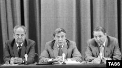 19 серпня 1991 рік. Пресконференція членів ГКЧП. Зліва-направо: Борис Пуго, Геннадій Янаєв (віцепрезидент СРСР) і Олег Бакланов