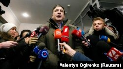 Михаил Саакашвили выступает перед журналистами во время визита в прокуратуру