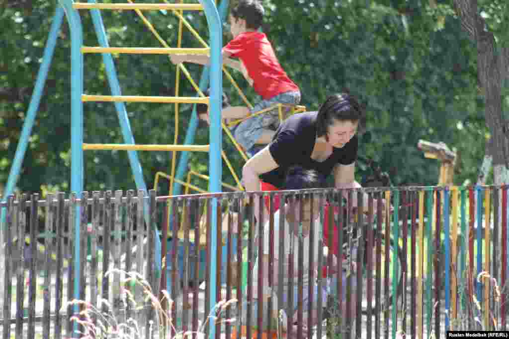 Некоторые жители сами наводят порядок в своих дворах. Жители многоэтажных домов по улице Гагарина говорят, что собрали с каждой квартиры по тысяче тенге и покрасили на эти деньги скамейки и детскую площадку. Алматы, 21 августа 2013 года.