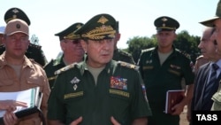 Заместитель министра обороны РФ Дмитрий Булгаков (в центре) на месте строительства двухпутного электрифицированного участка железнодорожного пути. Россия, Воронежская область, 27 июля 2015 года