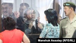 Подсудимые по делу о коррупции на таможенном посту "Хоргос" общаются с родственниками.  Алматы, 20 июня 2013 года.