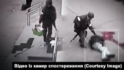 Буча, березень 2022 року. Російські військові вбили цивільного чоловіка. Відео з камер спостереження