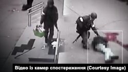 Буча, березень 2022 року. Російські військові вбили цивільного чоловіка. Відео з камер спостереження