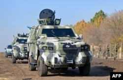 Броньовані автомобілі прикордонної служби неподалік українсько-російського кордону на північ від Харкова, жовтень 2014 року