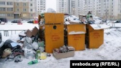 "Экспэрымэнтальнае" сьмецьце пасярод менскіх двароў