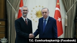Sabıq qırımlı siyasiy mabüs, Ukrayinanıñ Türkiye elçisi Nariman Celâl (soldan) ve Türkiye Cumhuriyeti prezidenti Recep Tayyip Erdoğan, Ankara, 2025 senesi iyülniñ 8-i