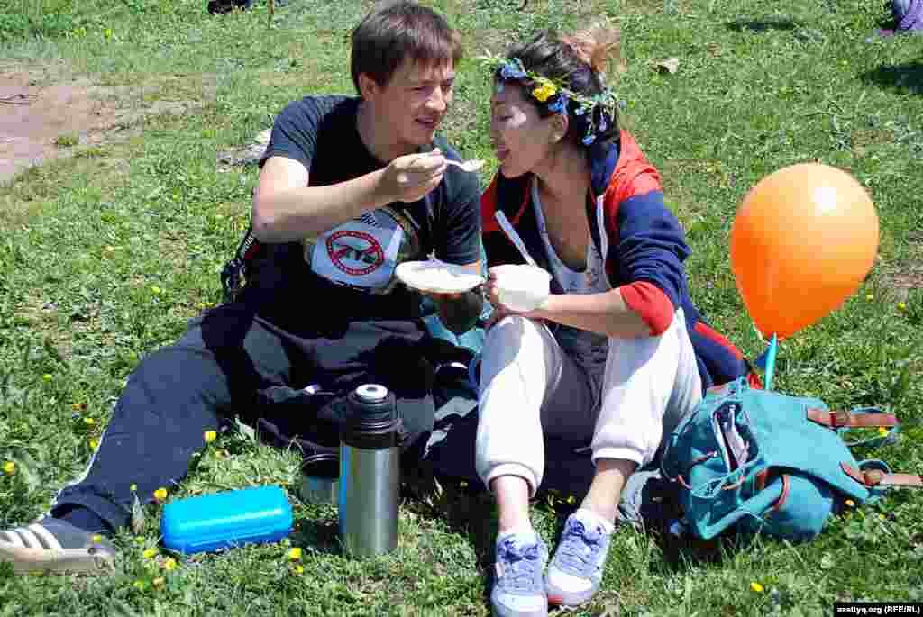 Вскоре плов был готов и им угощали всех желающих.