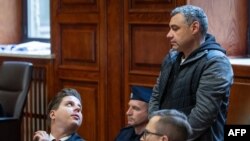 Украінец Уладзімір Жураўлёў (стаіць) падчас суду ў Варшаве 17 кастрычніка 2025 году