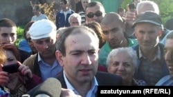 «Հայկական ժամանակ» օրաթերթի խմբագիր Նիկոլ Փաշինյանը «Արթիկ» ՔԿՀ-ից ազատ արձակվելուց րոպեներ անց