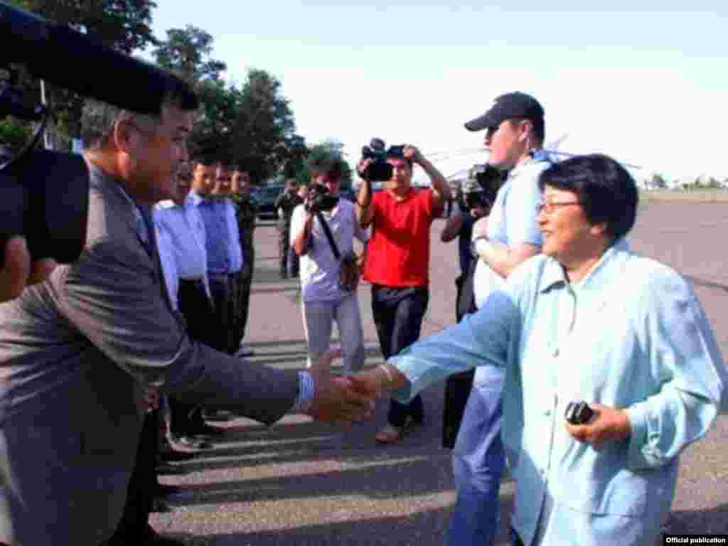 Роза Отунбаева Жалал-Абадда -  Өткөөл мезгил президенти Роза Отунбаева Жалал-Абадда облус губернаторунун милдети аткруучу Бектур Асанов менен учурашууда.