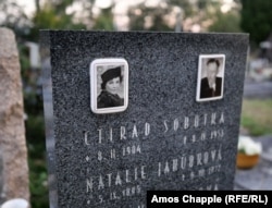 Могила Наталії Яхудкової на Збраславскому цвинтарі. Залишається загадкою, чому російська емігрантка забрала секрет прихованого мистецтва Гертруди Каудерс у могилу. Яхудкова померла у 1977 році