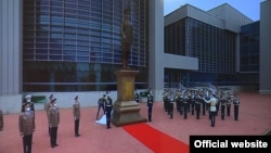 Открытие памятника бывшему президенту перед военным вузом в казахстанской столице в 2020 году