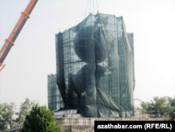 1948-nji ýylda pida bolanlaryň hatyrasyna dikilen heýkel göçürilýär