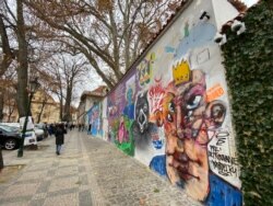 Іще з 1970-х років «стіна Джона Леннона» була символом свободи й боротьби із заборонами комунізму