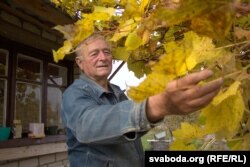 Спадар Шуневіч каля сваёй хаты ў Лепелі