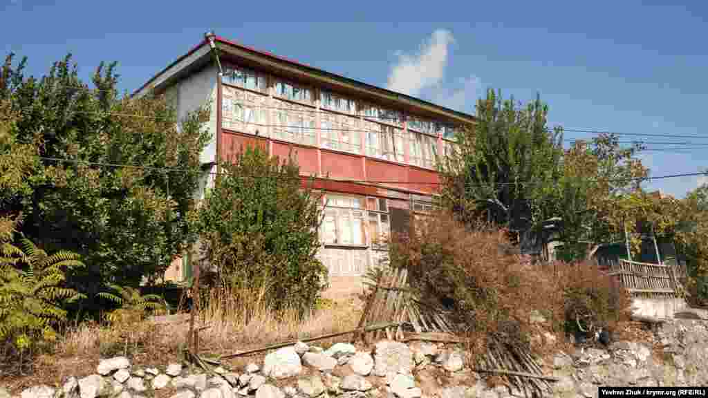 А этот дом &ndash; жилой. Чтобы на веранде не было очень жарко, с солнечной стороны окна заклеены светоотражающей пленкой