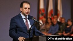 Министр обороны Армении Виген Саргсян (архив)