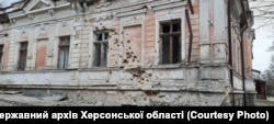 Наслідки обстрілу будівлі архіву Херсонської області