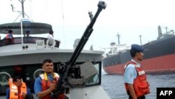 گارد ساحلی یمن در روز 22 آوریل برای کمک به یک کشتی نفتکش ژاپنی که دزدان دریایی به آن حمله کرده بودند، وارد عمل شد.(عکس: AFP)
