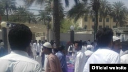 عکسی که به گفته وب‌سایت «کمپین فعالین بلوچ» اعتراض مردم به بازداشت روحانی اهل سنت را نشان می‌دهد.