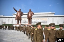 У Північній Кореї править комуністична тоталітарна династія і є класичний для диктатур культ особи вождя