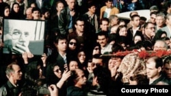 تشییع جنازه محمد مختاری در تهران در آذر ۷۷