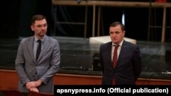 Министр культуры Гудиса Агрба представил Алхаса Чолокуа коллективу театра