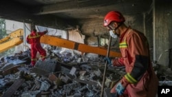 امدادگران در محل تخریب بخشی از زندان اوین پس از حمله هوایی اسرائیل