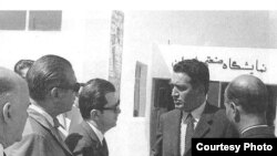 علینقی عالیخانی (دوم از راست)، وزیر اقتصاد ایران در دهه چهل خورشیدی