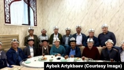 Монголиядагы Баян-Өлгий аймагындагы өздөрүн курман кыргыз атаган топ жана Кыргызстандын Монголиядагы элчиси Айбек Артыкбаев.