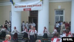 Свято у розпалі – хороводи водить «Веснянка» 