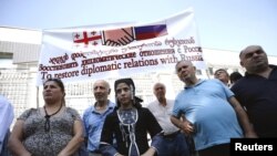 Участники митинга с требованием восстановления дипломатических отношений между Грузией и Россией. Тбилиси, сентябрь 2015 г.