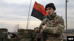 Боєць «Правого сектору» на позиції біля села Тоненьке, Донецька область. Березень 2015 року 