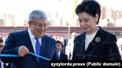 Крымбек Кушербаев, занимавший на тот момент должность акима Кызылординской области, и  Гульшара Абдыкаликова, являвшаяся госсекретарем, на праздновании Дня города Кызылорда.