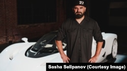 ساشا سلیپانوف در کنار ابرخودرو «نیلو»